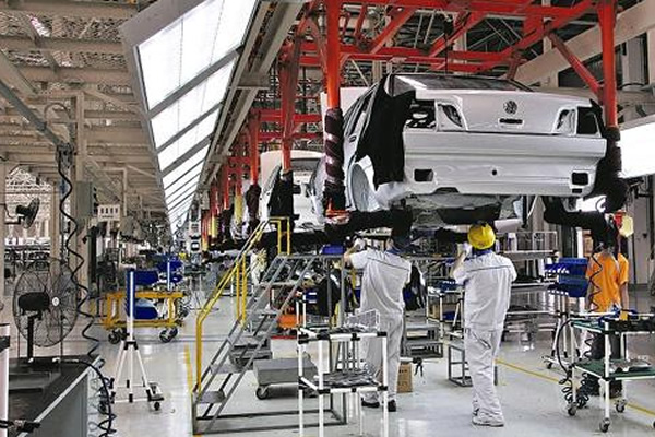 What automation equipment does the automobile production line have?